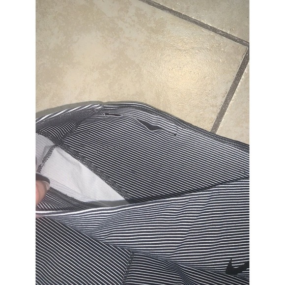 Nike Dri-Fit Mid-Rise Legendary Horizon Slim Fit Legging M NWOT - Picture 4 of 6
